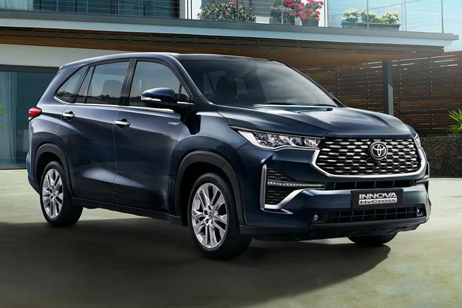 Innova Hycross for Candolim taxi service and Goa airport taxi service