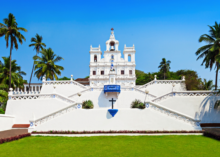 Explore Goa’s churches, forts, and monuments with a sightseeing taxi service